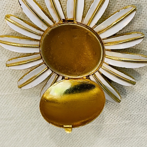 Vintage Solid Fragrance Daisy Brooch - Picture 4 of 6